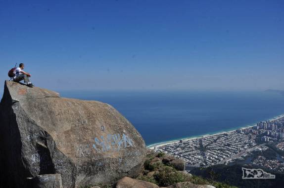 No ponto mais alto da Pedra da Gavea, no Rio de Janeiro, admirando a vista para o lado da Barra da Tijuca